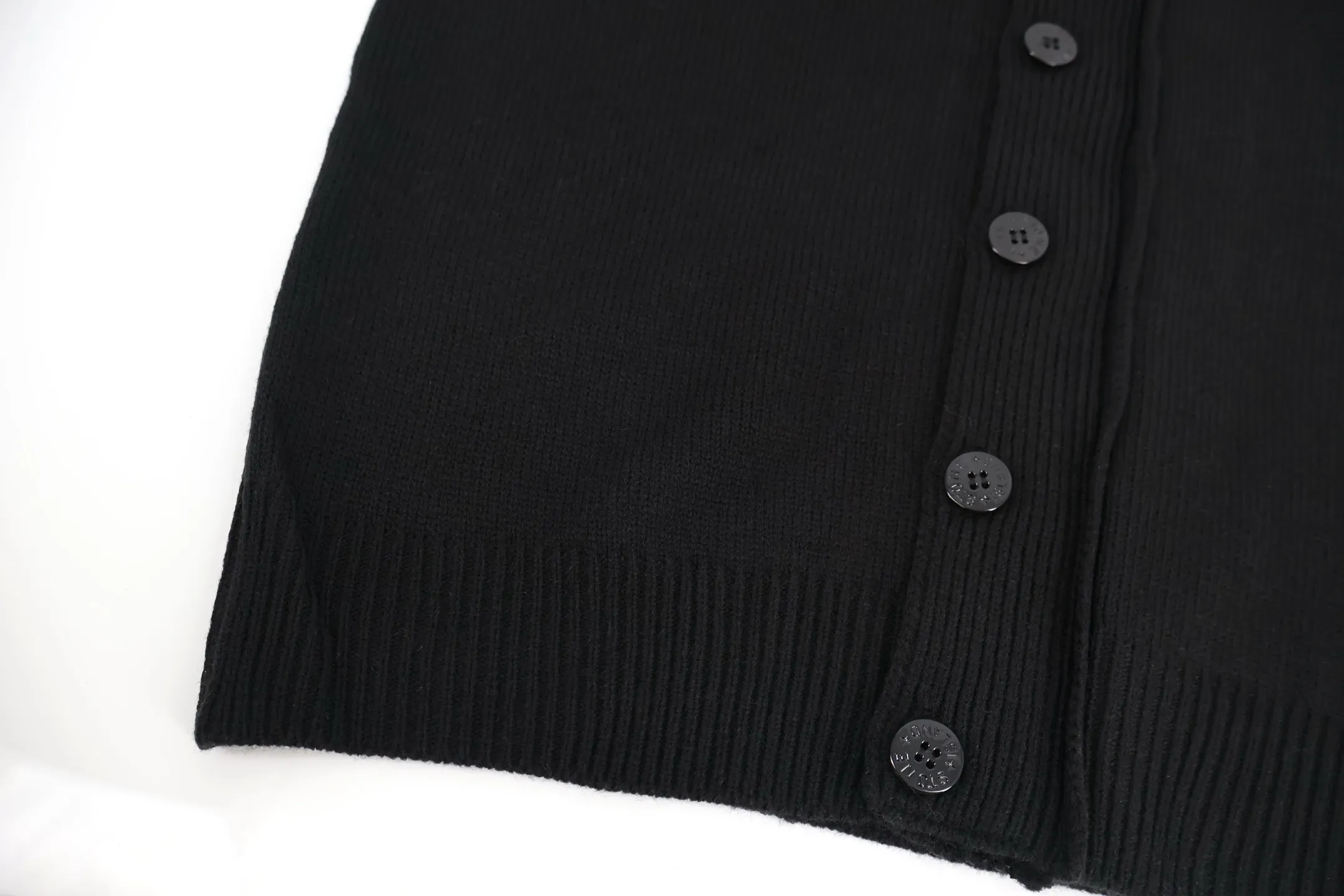 P690 Stone Island cardigan sweater (black) The original version was purchased and developed by 3621. The fabric is woven with 100% sheep wool yarn. The overall comfort is more skin-friendly than the original version. The YB upper body is particularly tight. Based on the quality of the original wool yarn, we have adjusted the overall feel and skin-friendly feel. They are both more comfortable and breathable than the ZP upper body. There is no difference in stripes compared to the original version. And it can be done to a full range of grades. It supports random detection of wool content to ensure that every piece customers get is a high-quality product. Customized 100 woolen woolen access control hemming. After the factory hemming of the clothes and sweaters is completed, it still needs to be taken to the weaving factory for secondary processing. It is very laborious. Customized hardware buttons, Stone Island armbands and zippers took 3 months to complete. The details are full. The overall wiring is straight and delicate, the fabric is comfortable and soft, and the color is consistent without color difference. It can be matched with the same style to create a fashionable look and control various occasions. Customized accessories, complete with three standards, the same style for men and women. Size:S-M-L-XL